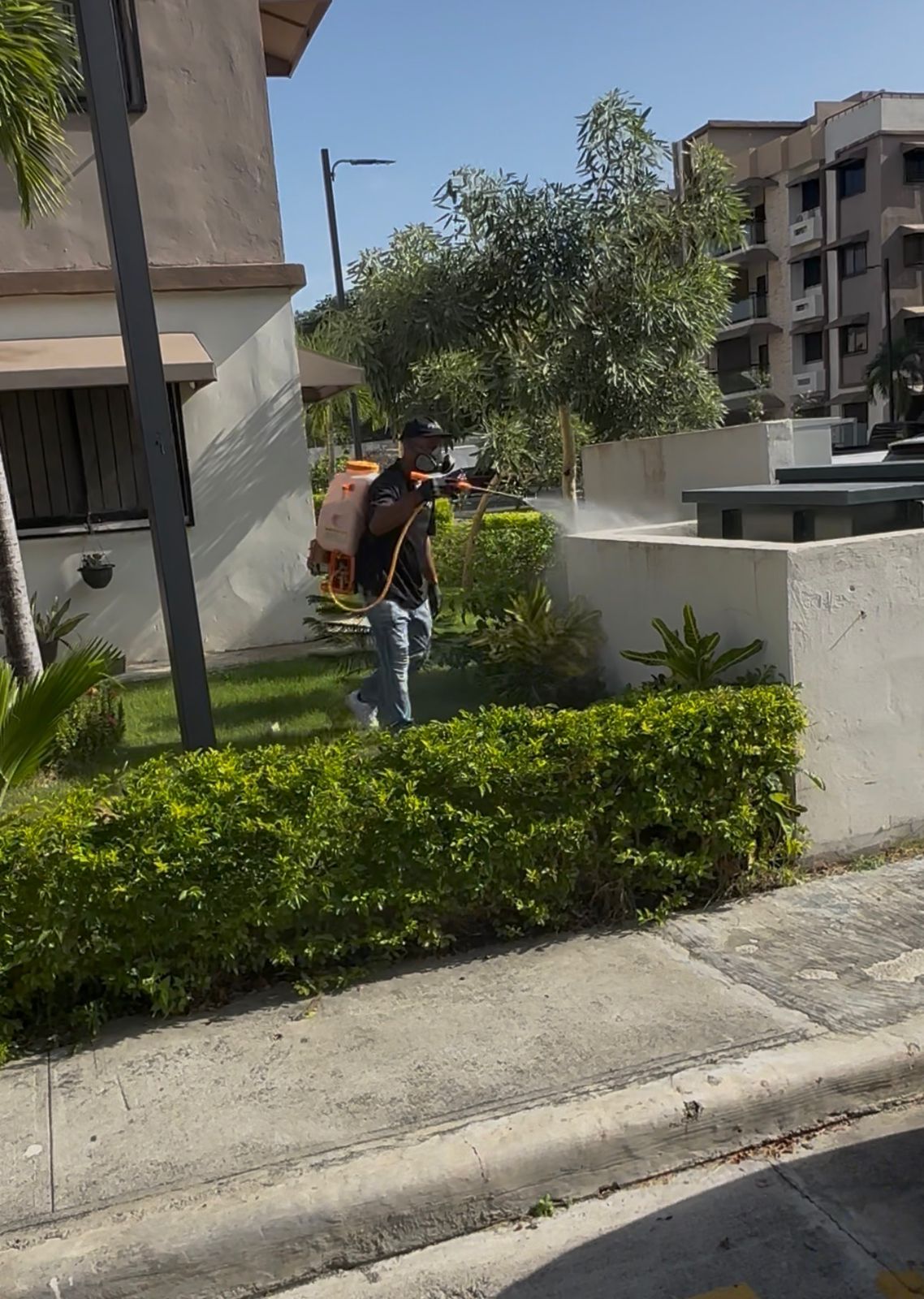 Técnico realizando fumigación profesional